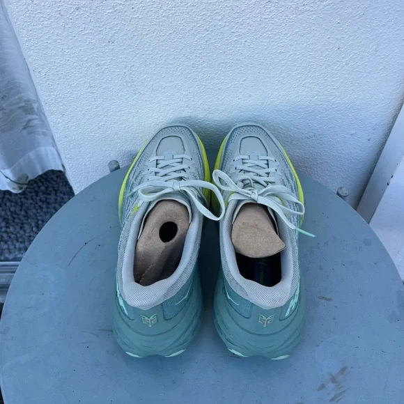 Like New Women's Hoka Speedgoat 5 Trail Running Shoes (9.5 US) - Picture 5 of 6